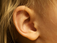 причины заложенного уха
